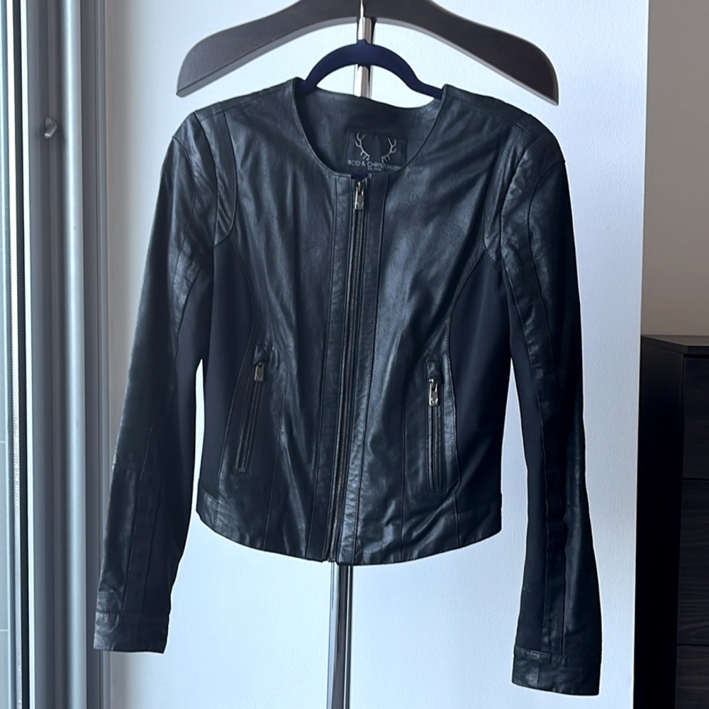Fitted collar-less moto leather jacket